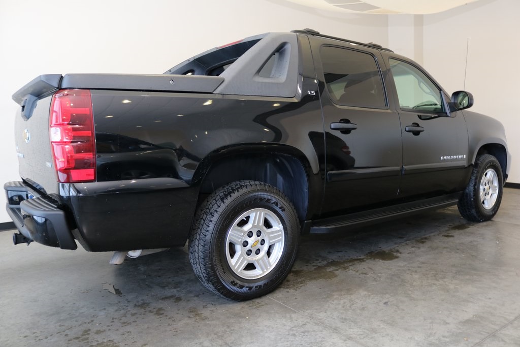 Pre Owned 2008 Chevrolet Avalanche 1500 Ls 4wd 4d Crew Cab